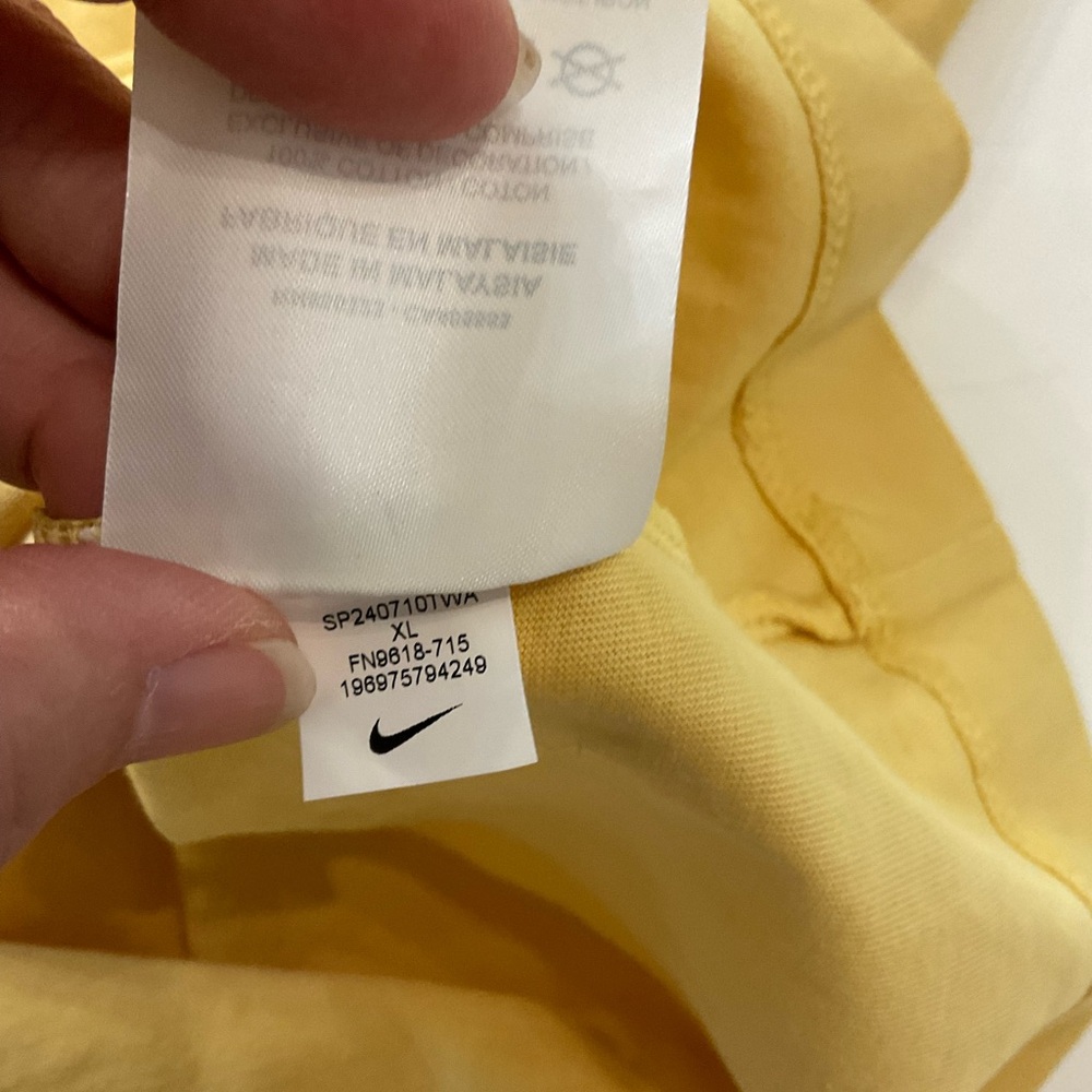 Nike Astronaut Graphic Yellow Tee - Picture 6 of 9